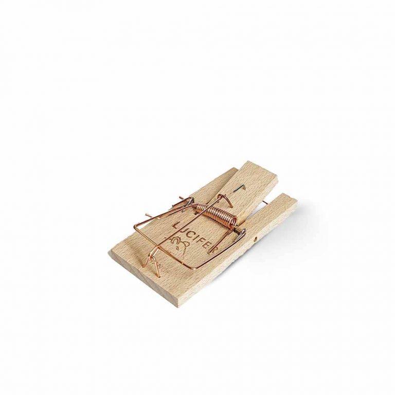 Tapette à souris en matière plastique et acier. Lot de 4